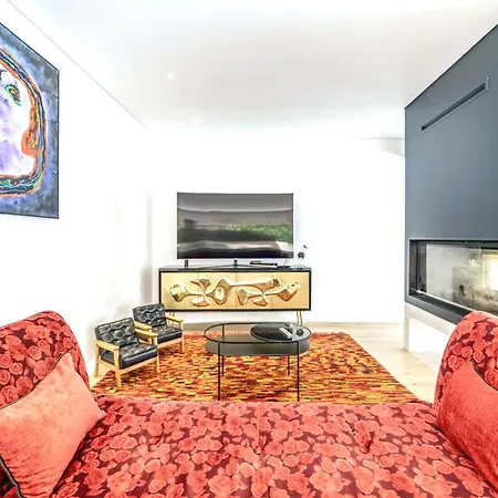 Contemporary Design Aroeira